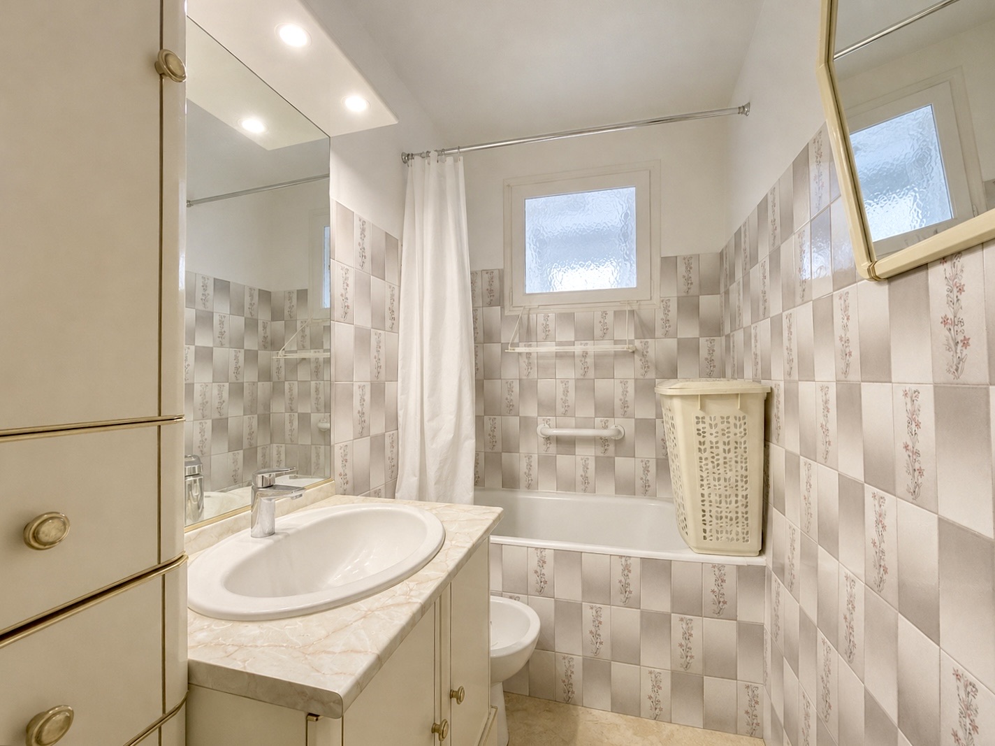 7FA1BABF-CF8D-4171-88ED-81BDCB7E9444.Agence-immobiliere-reze-biens-en-ville-appartement-balcon-petite-residence