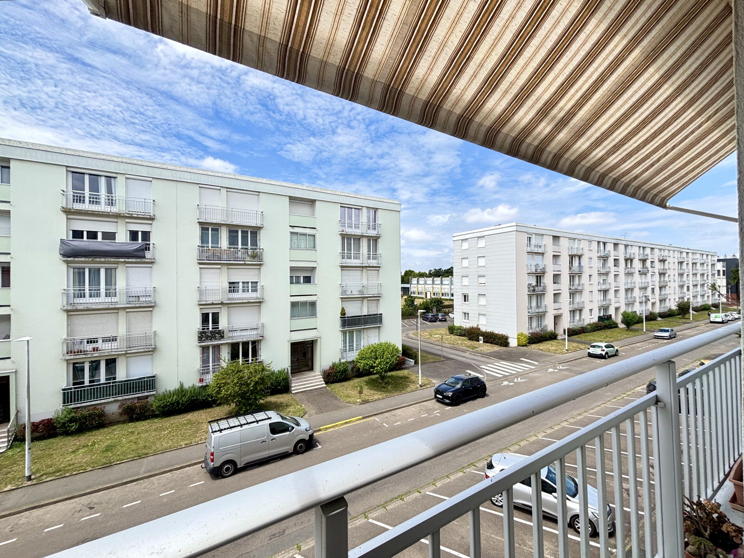 IMG_9171.Agence-immobiliere-reze-biens-en-ville-appartement-balcon-petite-residence